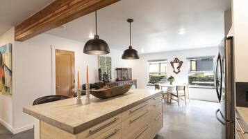 Réfrigérateur, micro-ondes, plaque de cuisson, lave-vaisselle