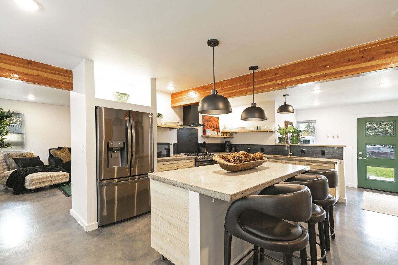 Réfrigérateur, micro-ondes, plaque de cuisson, lave-vaisselle