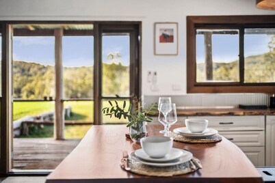 The Hitching Rail Hut - Relax, Unwind & Reconnect