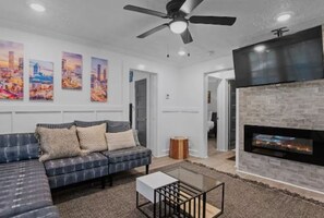 Living area - Charming 3-bedroom house with WiFi and AC in marvelous Atlanta (Atlanta)