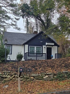 Exterior - Charming 3-bedroom house with WiFi and AC in marvelous Atlanta (Atlanta)