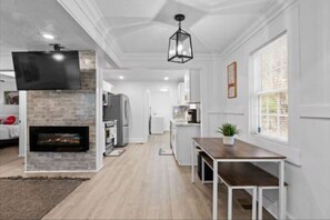 Interior - Charming 3-bedroom house with WiFi and AC in marvelous Atlanta (Atlanta)