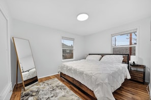 Iron/ironing board, WiFi, bed sheets - King Bed  Walk to it all! Stadium District (Tacoma)