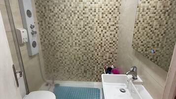 Secadora de cabello, toallas, jabón, papel de baño