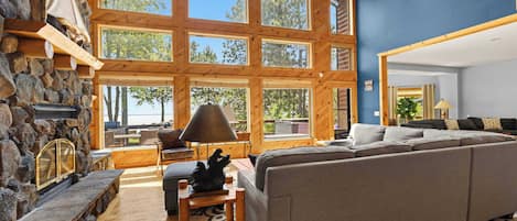 Smart TV, fireplace
