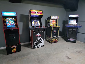 Cuatro máquinas de videojuegos arcade con distintos juegos, incluyendo NBA JAM, Street Fighter II y NFL Blitz.