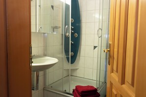 Dusche, Haartrockner, Handtücher, Seife