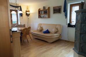 Smart-TV, Kamin, Bücher