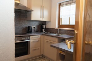 Fridge, microwave, oven, stovetop - Vacation on a farm vacation apartment1 (Vöhrenbach)