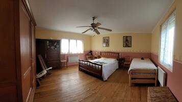 2 slaapkamers, een strijkplank/strijkijzer