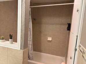 Secador de pelo, toallas, jabón, papel higiénico