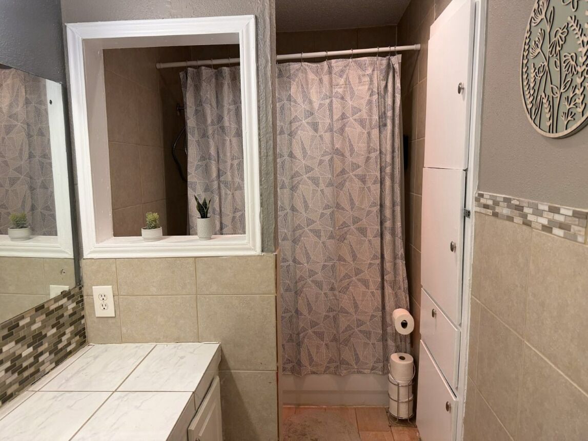 Secador de cabelo, toalhas de banho, sabonete, papel higiênico