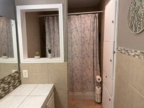 Hårtork, handdukar, tvål och toalettpapper