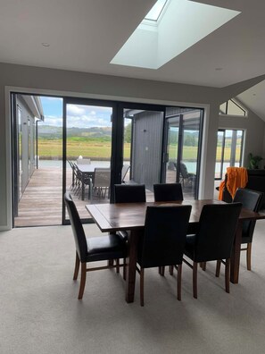 Dining - Hosts on the Coast Captains Landing (Whitianga)