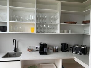 Microwave, oven, stovetop, dishwasher - Hosts on the Coast Captains Landing (Whitianga)