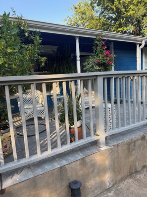 Terrace/patio - Cozy 1-bedroom house in serene Austin with AC comfort (Austin)
