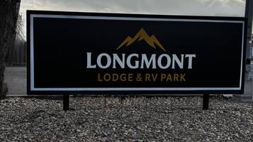 Un panneau indiquant l'emplacement du Longmont Lodge et du parc pour véhicules récréatifs.
