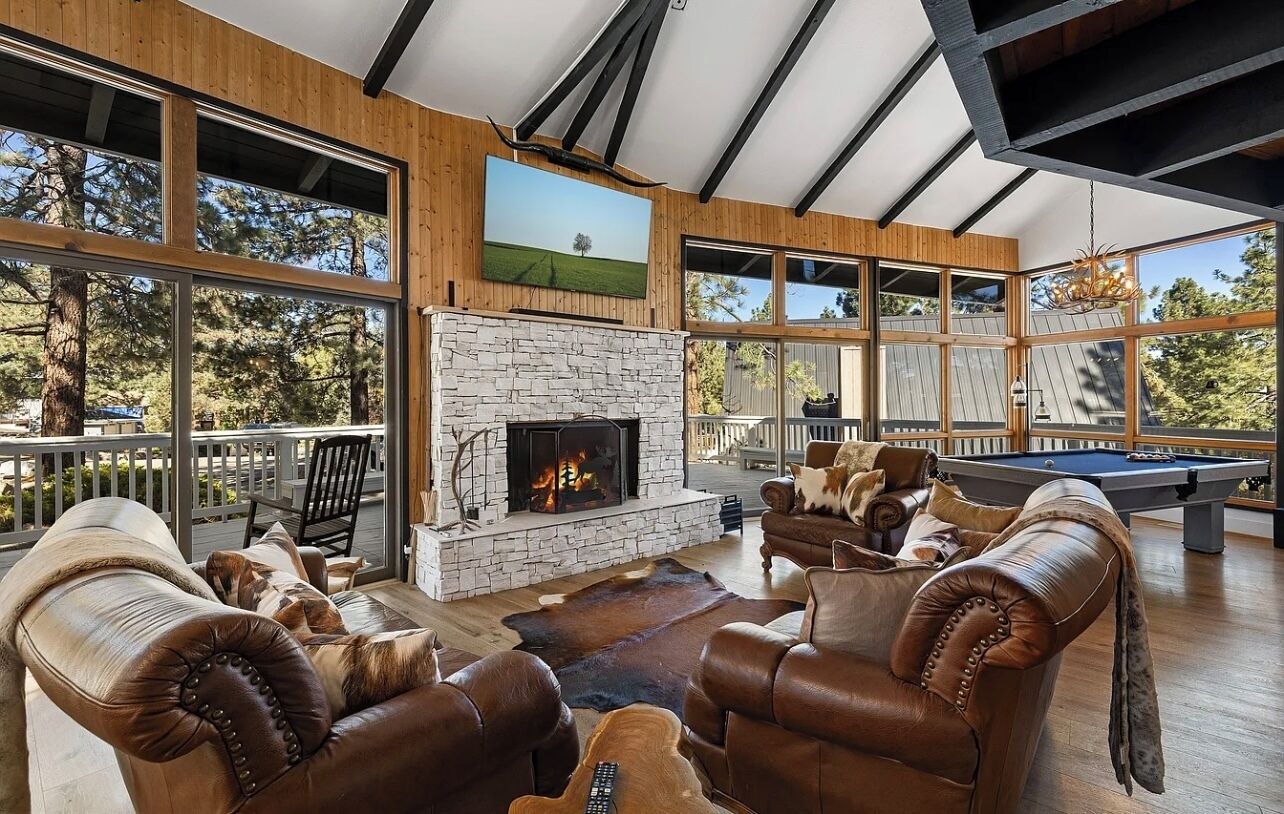 Una Smart TV, una chimenea, un reproductor estéreo