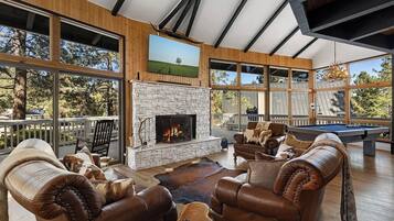 Una Smart TV, una chimenea, un reproductor estéreo