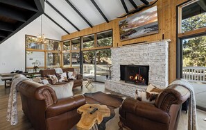 Smart TV, chimenea y estéreo
