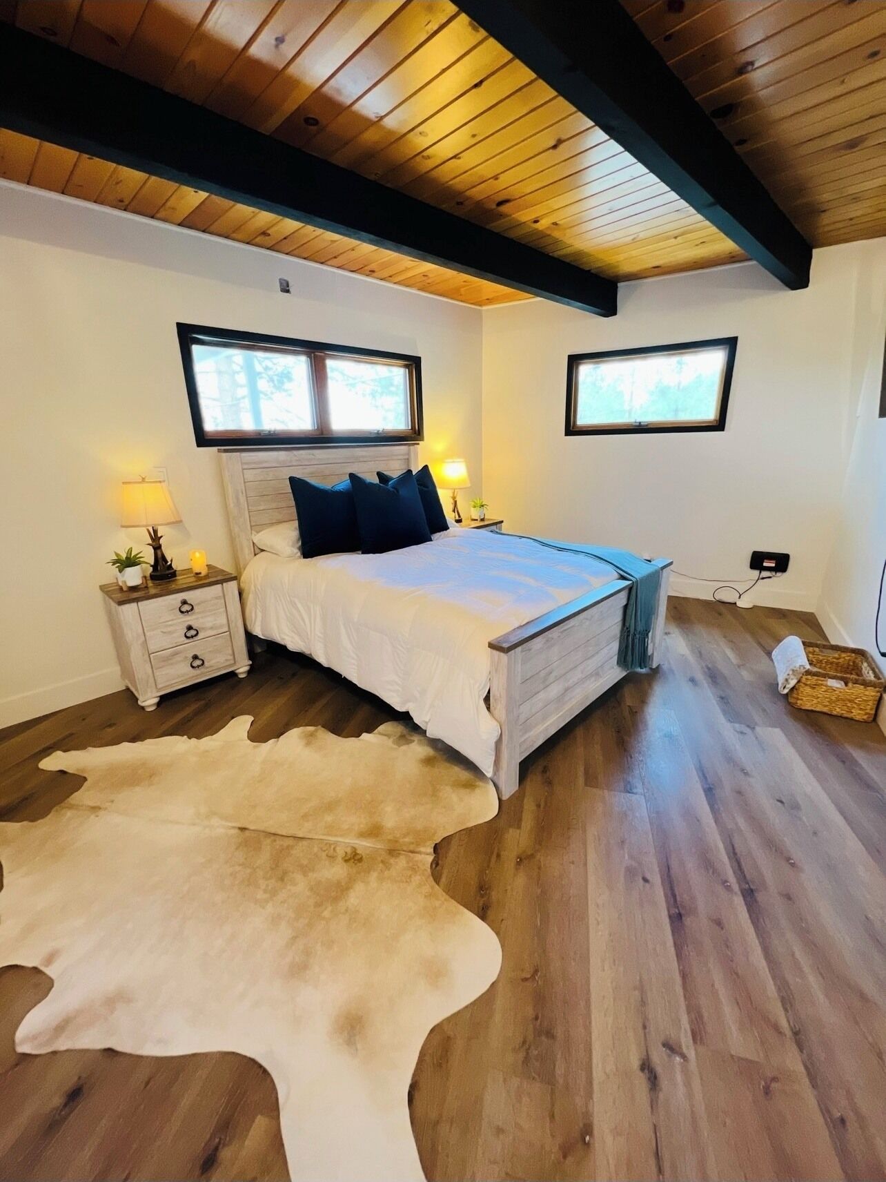 Tabla de planchar con plancha, wifi, ropa de cama