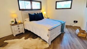 Tabla de planchar con plancha, wifi, ropa de cama