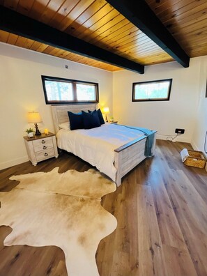 Tabla de planchar con plancha, wifi, ropa de cama