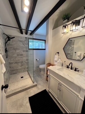 Secador de pelo, toallas y papel higiénico