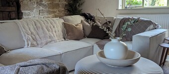 Family-Friendly Historic Oast House Garden & Log Burner. Pet Friendly.