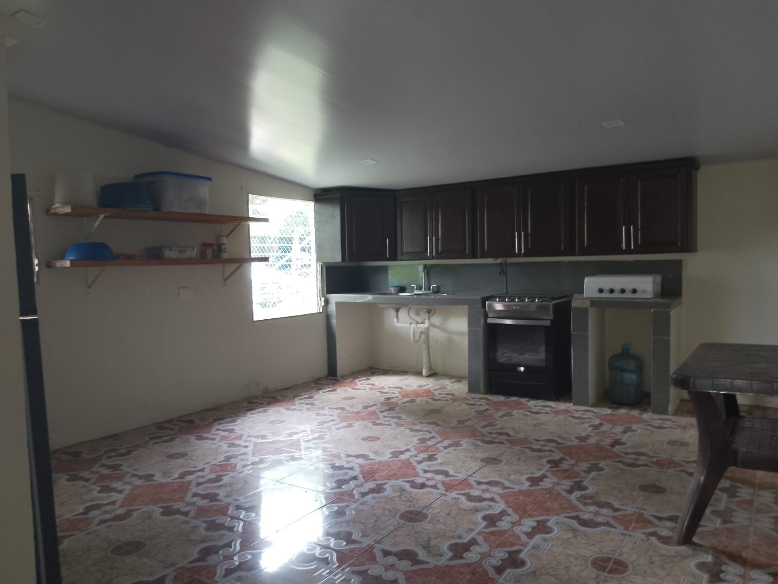 Fridge, oven, stovetop, coffee/tea maker