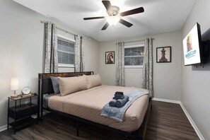 Silitysrauta/-lauta, vauvan matkasänky, Wi-Fi, vuodevaatteet