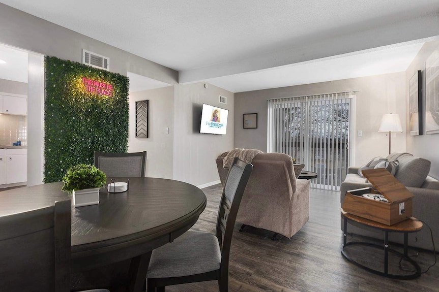 2 Bedroom Modern Apartment With Free Parking - Mission, KS