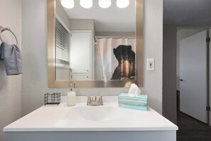 Suihku, hiustenkuivaaja, pyyhkeet