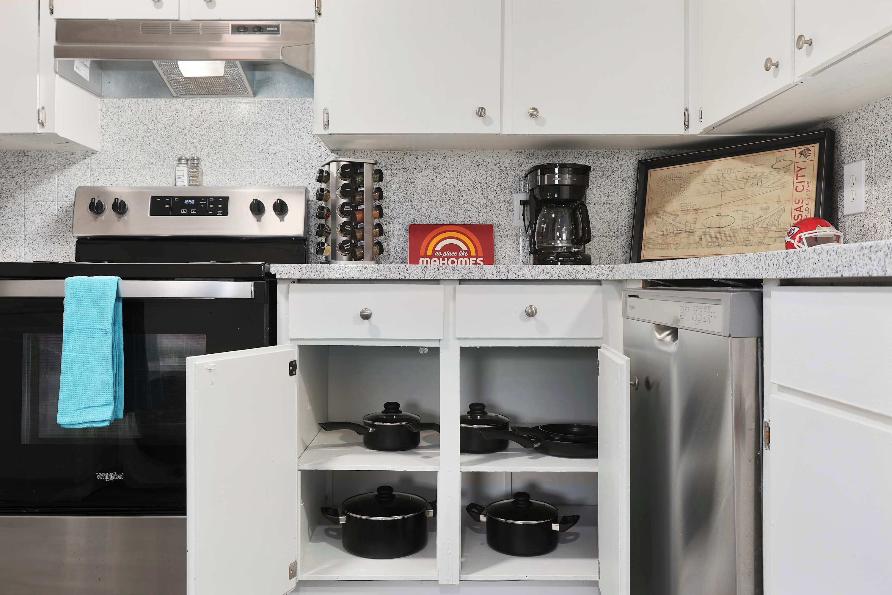 Jääkaappi, mikroaaltouuni, uuni, liesi