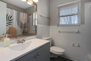 Suihku, hiustenkuivaaja, pyyhkeet