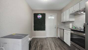 冰箱、微波炉、烤箱、炉灶