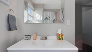 Ducha, secador de pelo, toallas, shampoo