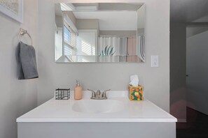 Bruser, hårtørrer, håndklæder, Shampoo