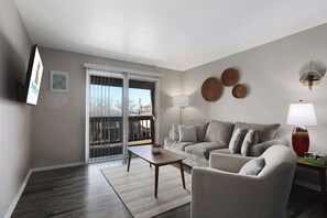 TV - Newly Remodeled 2BR Apartment with King Beds (Kansas City)