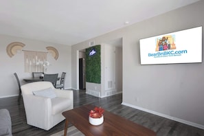 Interior - Weekend Get-a-way_2BR APT_KingBed_Tvs_Parking (Kansas City)