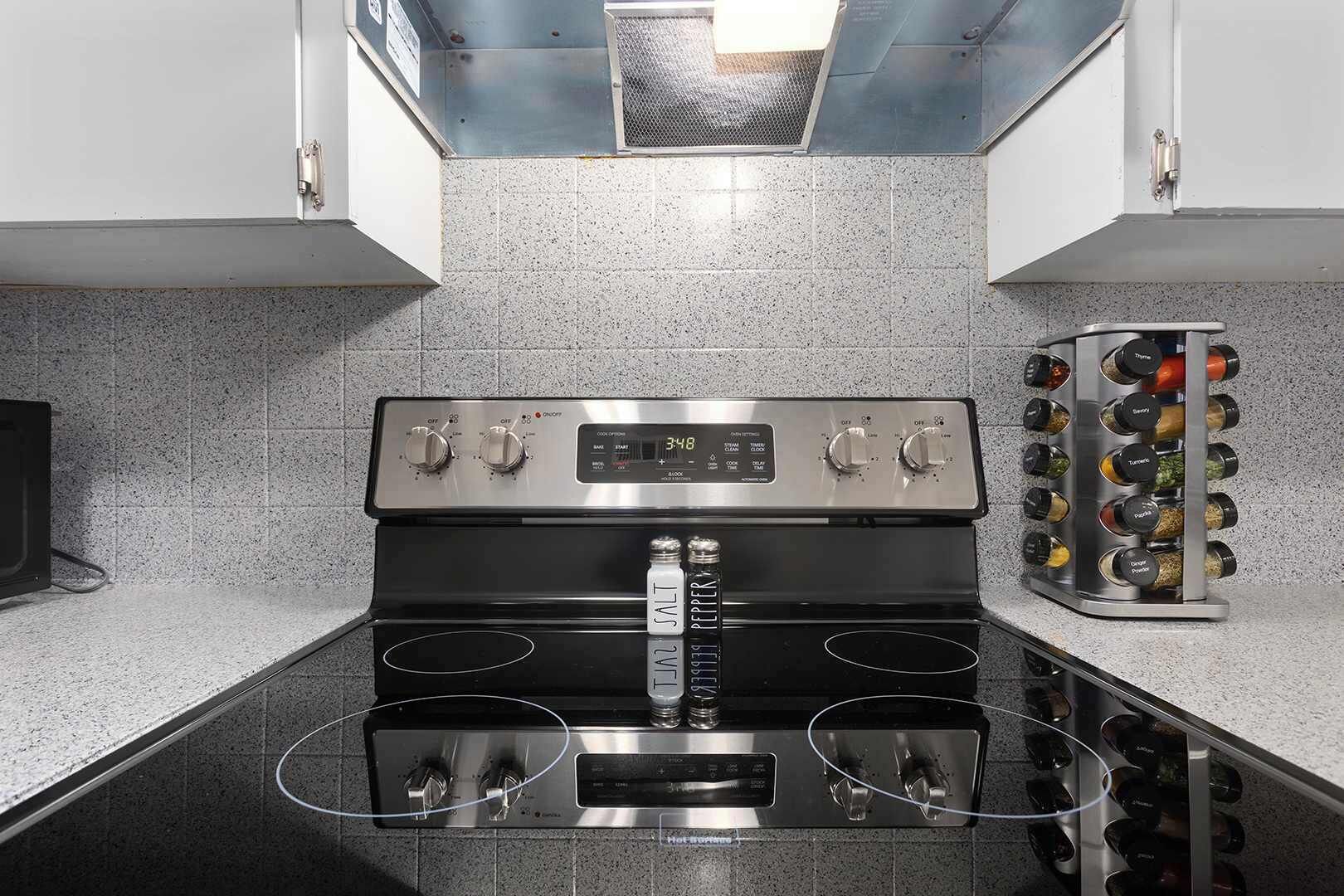 Wasserkocher mit Kaffee-/Teezubehör, Kühlschrank, Mikrowelle, Ofen