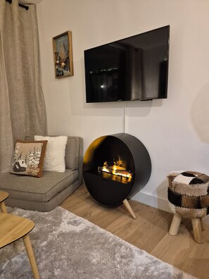 Una televisión, una chimenea