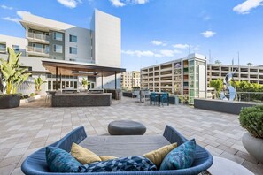 Outdoor dining - Sunset Penthouse: Pool, Spa, Gym, Games, & Parking (San Diego)
