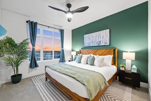 2 bedrooms, desk, iron/ironing board, travel cot - Sunset Penthouse: Pool, Spa, Gym, Games, & Parking (San Diego)