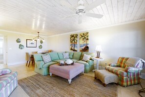 公寓式客房, 多张床, 使用泳池, 海洋景观 (102 Sailmaker) | 起居区