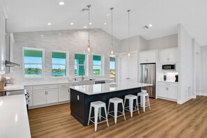 Maison, plusieurs lits, bain à remous, vue océan (Ocean Breeze) | Cuisine privée