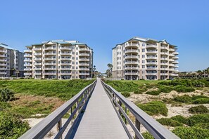 Exterior - Beautiful Oceanfront Getaway W/shared Pool, Central AC, Elevator, & W/D (Fernandina Beach)