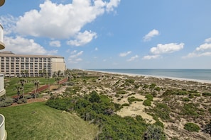 A hotel with a view of the beach and ocean. - Beautiful Oceanfront Getaway W/shared Pool, Central AC, Elevator, & W/D (Fernandina Beach)