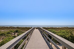 Beach nearby - Beautiful Oceanfront Getaway W/shared Pool, Central AC, Elevator, & W/D (Fernandina Beach)