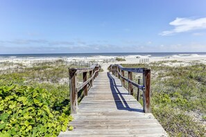 Beach nearby - Bright & Airy Oceanfront Condo With Pool, Huge Balcony, Washer/dryer & AC (Fernandina Beach)